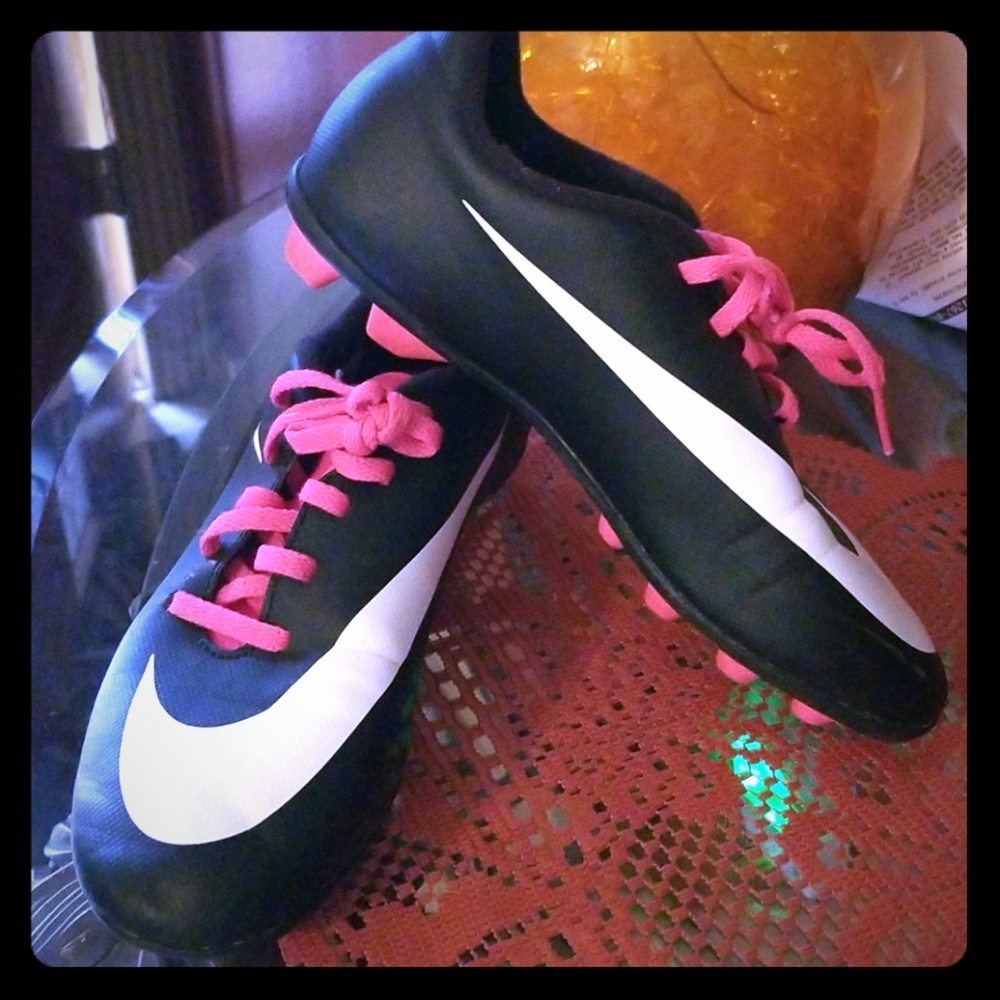 Soccer shoes